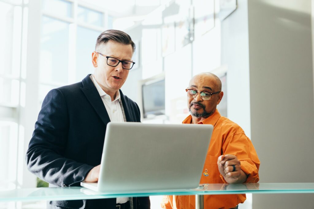 Un ingénieur présente son projet à son client industriel