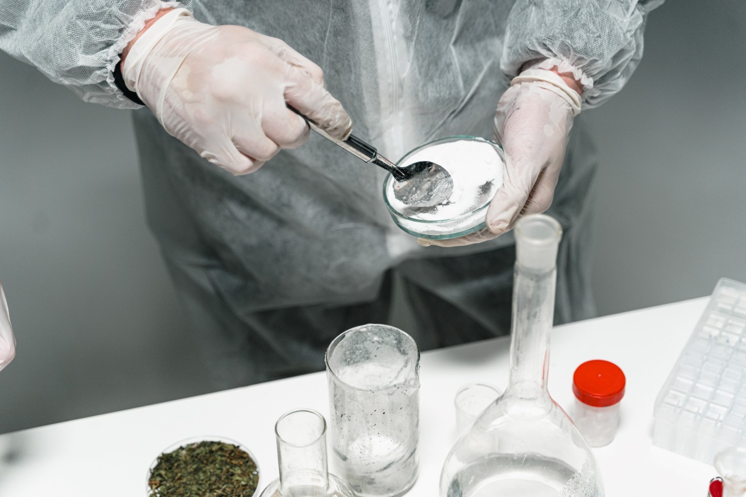 Un technicien manipule des produits dans son laboratoire